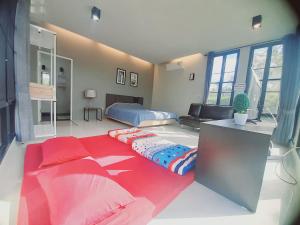 閣考島的住宿－C-HILL @ 考闊酒店，客厅配有床和沙发