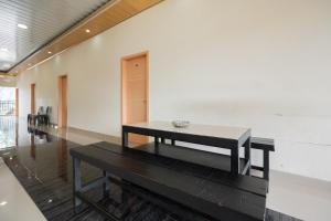 une salle à manger avec une table au milieu d'une pièce dans l'établissement RedDoorz Syariah near Minangkabau International Aiport, à Duku