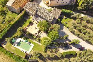 einen Blick über ein Haus mit Garten und Pool in der Unterkunft Betulla A, Betulla B, Betulla C - Happy Rentals in San Gimignano