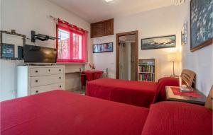 ein Wohnzimmer mit roter Bettwäsche und einer roten Couch in der Unterkunft Nice Home In Monsampolo Del Tronto With House A Panoramic View in Monsampolo del Tronto