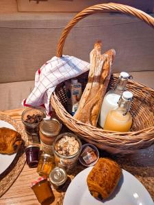 un panier de nourriture et de pain sur une table dans l'établissement Les Lodges de la ViaRhôna - Tentes Lodges, à Virignin