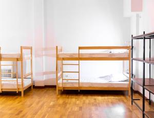 سرير بطابقين أو أسرّة بطابقين في غرفة في Alias Hostel