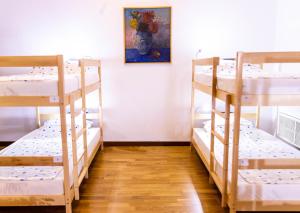 מיטה או מיטות קומותיים בחדר ב-Alias Hostel