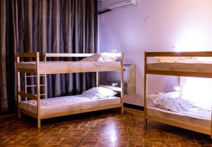 Tempat tidur susun dalam kamar di Alias Hostel