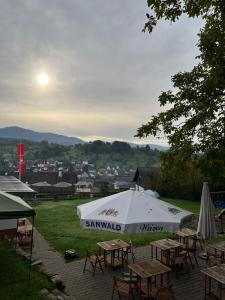 Tienda con mesas y sillas en un campo en Zeltplatz Großer Wald en Gaggenau