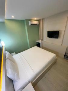 Ліжко або ліжка в номері LEAF HoteL