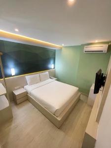 Ліжко або ліжка в номері LEAF HoteL