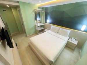 Ліжко або ліжка в номері LEAF HoteL