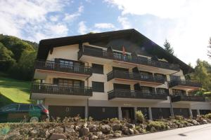 un edificio con balcones en un lateral en Haus Euphrasia, en Klosters