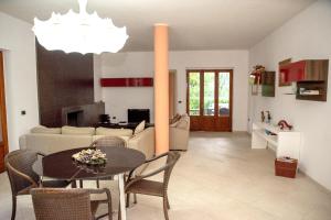 Posezení v ubytování Charming villa in Alvignano with private pool