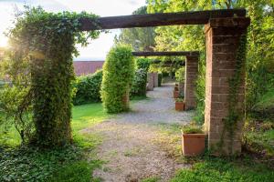 Zahrada ubytování Charming villa in Alvignano with private pool