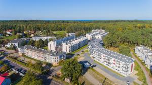 een luchtzicht op een stad met gebouwen en bomen bij Apartamenty NCNK Osiedle Bursztynowe w Jantarze in Jantar