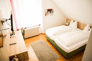 een slaapkamer met een bed in een kleine kamer bij Weinstube Sinas Brettl in Nördlingen