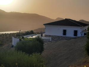 een wit huis bovenop een heuvel met een weg bij Vivienda Rural Villa Madrid Alcázar in El Gastor