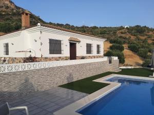 een villa met zwembad voor een huis bij Vivienda Rural Villa Madrid Alcázar in El Gastor
