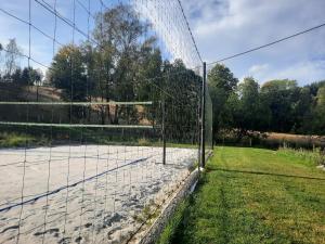 Tenis alebo squash v ubytovaní Chalupa Bezvětří alebo jeho okolí