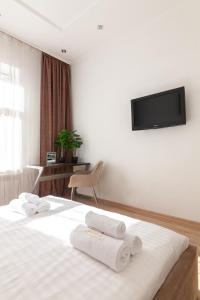 une chambre d'hôtel avec un lit et des serviettes. dans l'établissement Avangard Liberty Avenue Apart, à Lviv