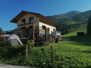 Výhľad na hory alebo výhľad na hory priamo z of the bed and breakfast