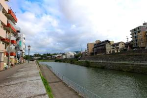 een rivier in het midden van een stad met gebouwen bij Hokuriku Saikawa Building No.2 Building 3 Floor / Vacation STAY 1944 in Kanazawa