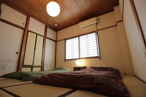 金沢市にあるHokuriku Saikawa Building No.2 Building 3 Floor / Vacation STAY 1944の窓のあるベッドが2つある部屋