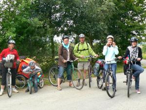 un grupo de personas en bicicleta en un camino en La ferme de la Cavalerie, en Saint-Gonnery