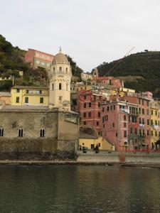 a small town with buildings and a river at Camere Nicolina in Vernazza
