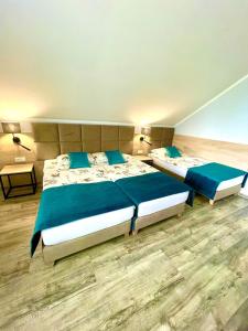 1 Schlafzimmer mit 2 Betten und blauer Bettwäsche in der Unterkunft Pokoje gościnne - Kasztelańska 8 in Stara Kamienica