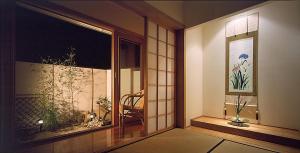 una habitación con una ventana con plantas. en Shizuka Ryokan Japanese Country Spa & Wellness Retreat en Hepburn Springs