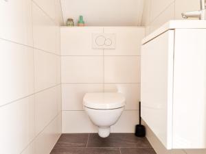 Ένα μπάνιο στο Rustig gelegen Vakantiehuis AK10 +18 φωτογραφίες