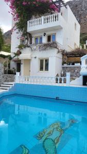 The swimming pool at or close to Entire Villa full View 3 bedrooms 3 bathrooms 3 kitchens