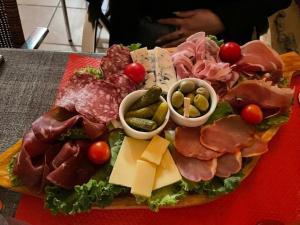 un plato de comida con carne y queso en una mesa en Gîte les 3 cols, en Réallon