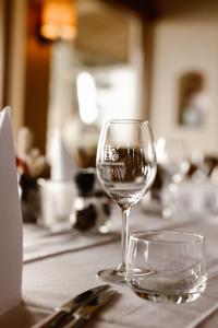 um copo de vinho sentado em cima de uma mesa em Hotel Restaurant Belvédère em Schoonhoven