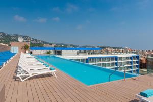 Bazén v ubytovaní L'Azure Hotel 4* Sup alebo v jeho blízkosti