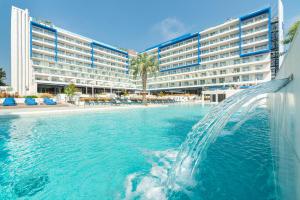 羅列特海岸的住宿－L'Azure Hotel 4* Sup，大型建筑前的喷泉