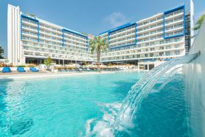 Bazén v ubytovaní L'Azure Hotel 4* Sup alebo v jeho blízkosti