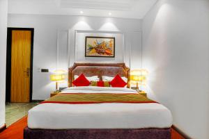 Voodi või voodid majutusasutuse Hotel Grand Cabbana By Levelup Hotels toas