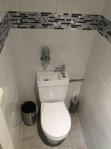 Łazienka w obiekcie Maison tout confort en Touraine 4 chambres