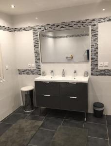 Łazienka w obiekcie Maison tout confort en Touraine 4 chambres