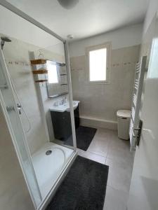 Łazienka w obiekcie Maison tout confort en Touraine 4 chambres