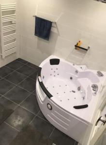 Zdjęcie z galerii obiektu Maison tout confort en Touraine 4 chambres w mieście Fondettes