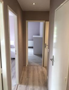 pusty pokój z przedpokojem i sypialnią w obiekcie Maison tout confort en Touraine 4 chambres w mieście Fondettes +18 zdjęć