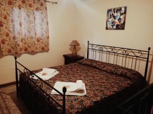 ein Schlafzimmer mit einem Bett und einem Tablett mit Essen drauf in der Unterkunft Albergo Diffuso Borgo Santa Caterina "Quartire Hebraic" in Castiglione di Sicilia