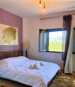 una camera con un grande letto e una finestra di Villa Kastro Elassona a Elassona