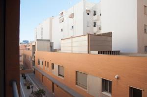 einen Balkon mit Blick auf ein Apartmenthaus in der Unterkunft MalagaOlé Centro in Málaga