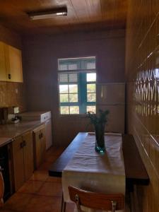 eine Küche mit einem Tisch und einer Vase darauf in der Unterkunft Casa Fidel. in Seoane