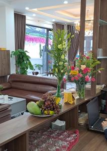 una sala de estar con una mesa con una bandeja de fruta en Uncle Park's Villa Son Trang 엉클팍 en Dalat