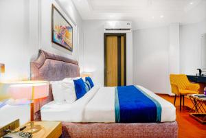 アムリトサルにあるHotel Grand Cabbana By Levelup Hotelsのベッドと机と机があるホテルの部屋 +57枚の写真