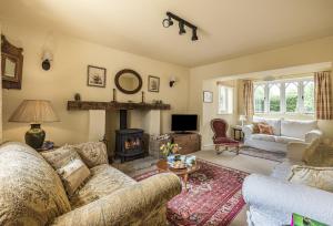 ein Wohnzimmer mit Couch und Kamin in der Unterkunft Ryall Hope Cottage in Bridport