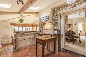 eine große Küche mit Tisch und Esszimmer in der Unterkunft Ryall Hope Cottage in Bridport
