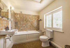 ein Badezimmer mit Waschbecken, Toilette und Badewanne in der Unterkunft Ryall Hope Cottage in Bridport + 30 Fotos
